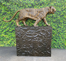 Load image into Gallery viewer, Tiger with Rock Base Monumental