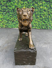 Load image into Gallery viewer, Tiger Climbing Up Rock Base Monumental