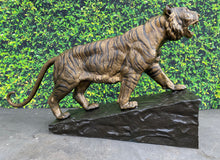 Load image into Gallery viewer, Tiger Climbing Up Rock Base Monumental