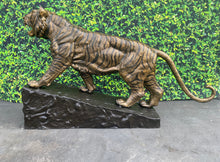 Load image into Gallery viewer, Tiger Climbing Up Rock Base Monumental