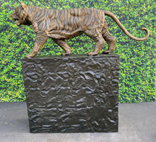 Load image into Gallery viewer, Tiger with Rock Base Monumental
